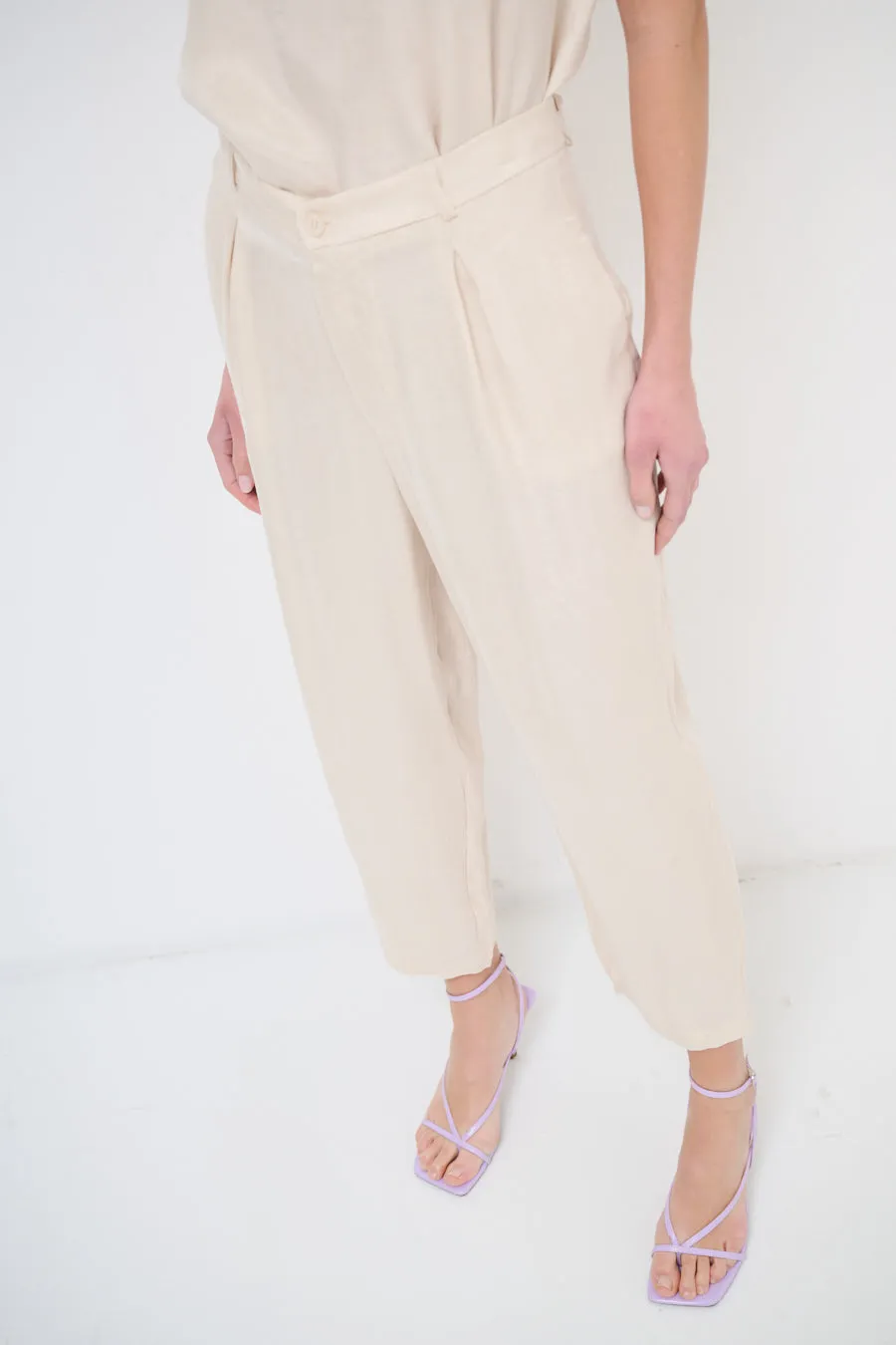 Relaxed cropped trousers with pleated detailing wholesale